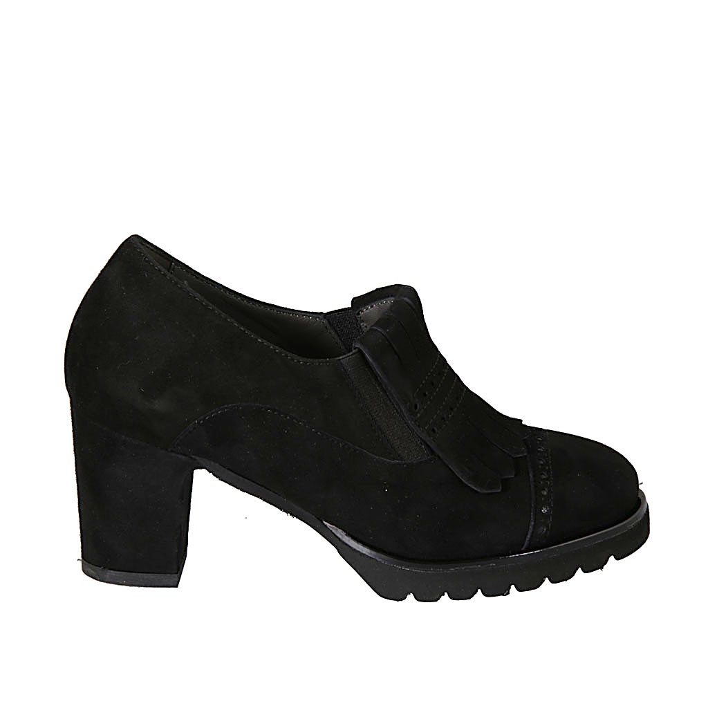 Zapato cerrado para con elasticos, plantilla extraible y flecos en gamuza negra tacon 7