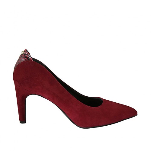 Zapato de salon para mujer en gamuza y piel estampada granate tacon 8