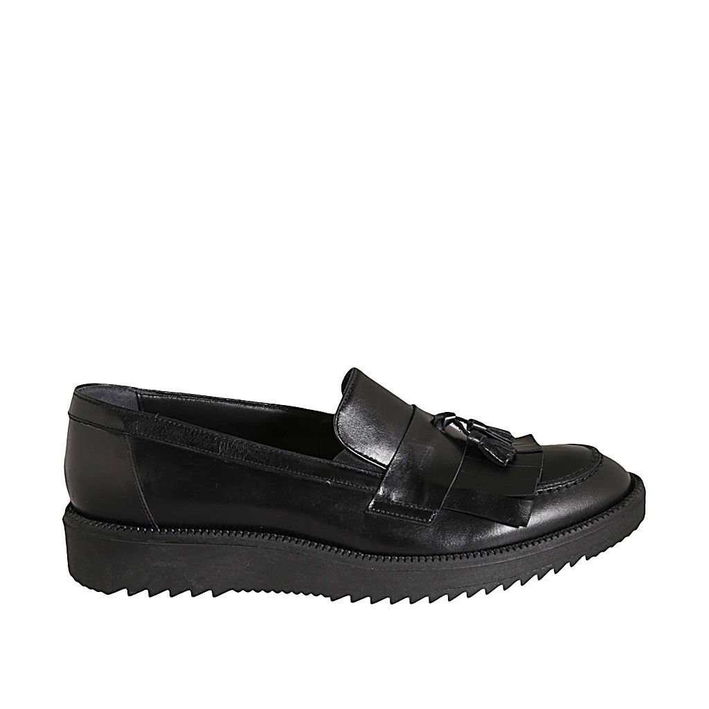 Mocasín para mujer con flecos y borlas en piel negra cuña 3