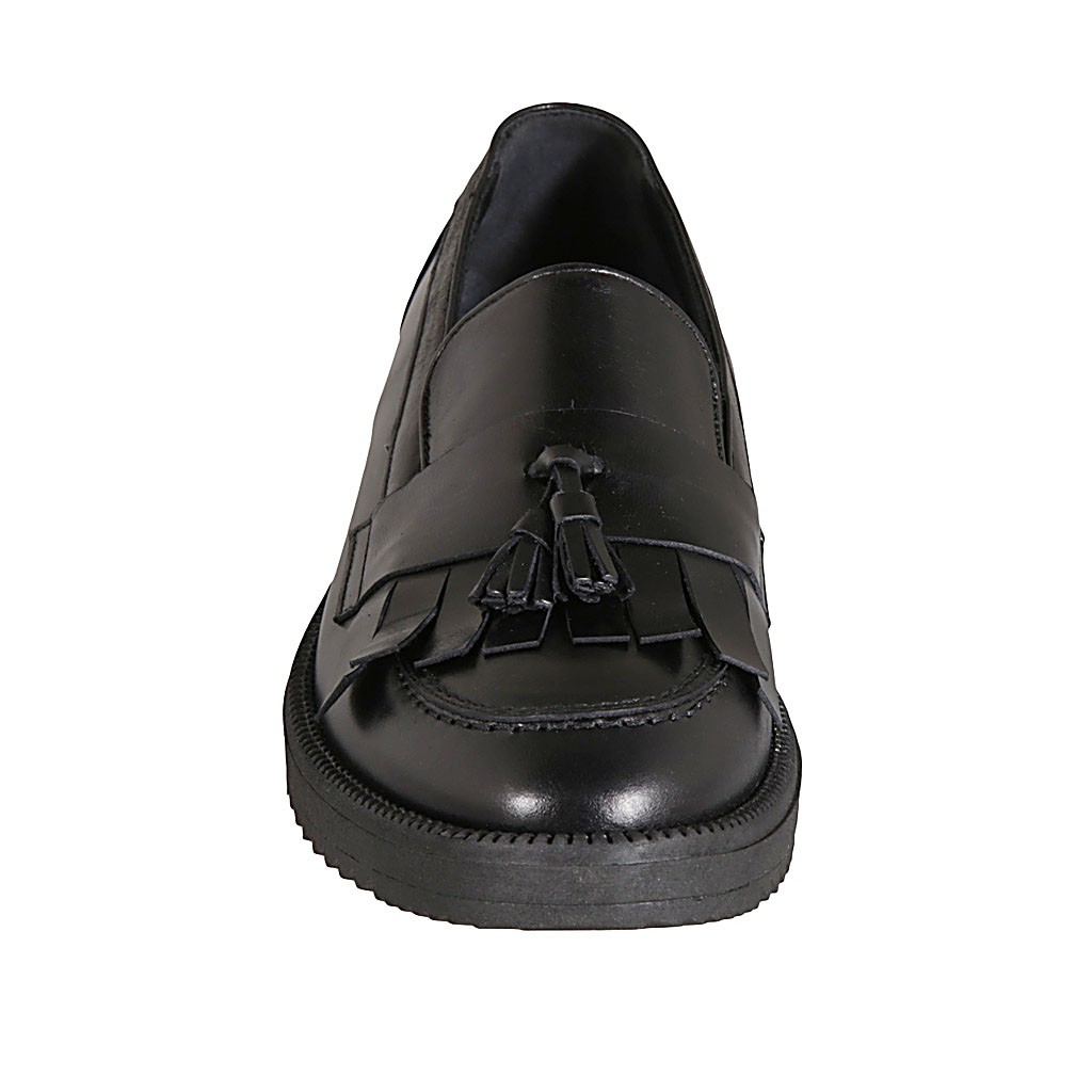 Mocasín para mujer con flecos y borlas en piel negra cuña 3