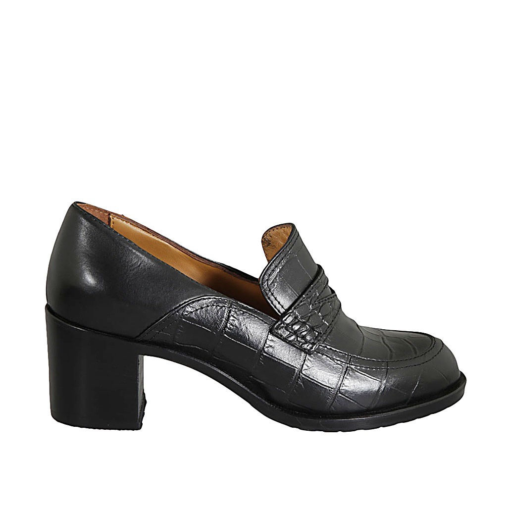 Woman's mocassin in black leather and printed leather heel 6