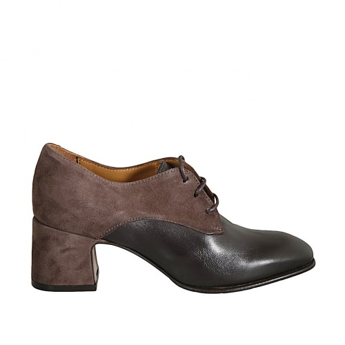 Woman's laced derby shoe in taupe...