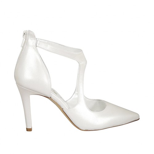 Woman's open shoe in pearled ivory...