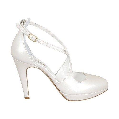 Woman's open shoe in pearled ivory...