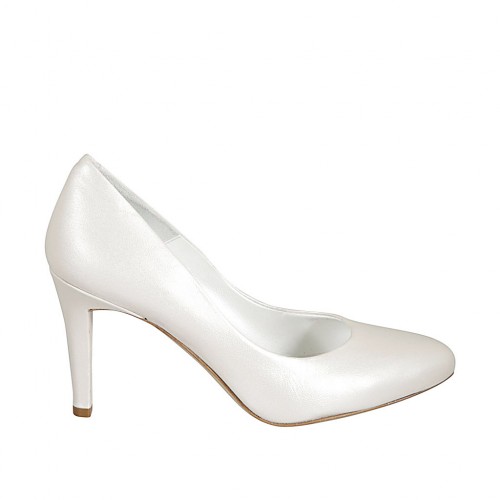 Woman's pump in pearled ivory leather...