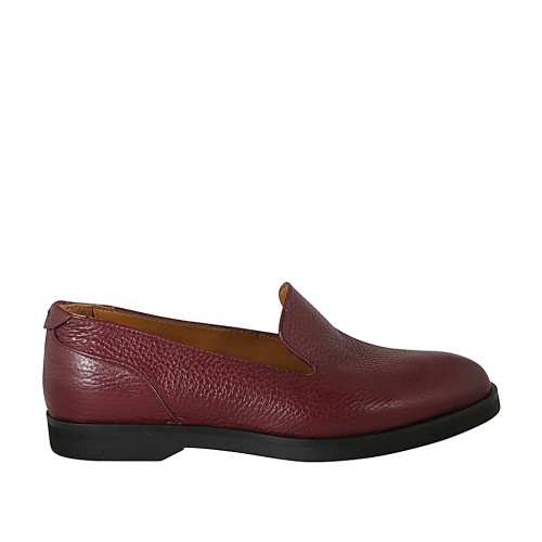 Woman's mocassin in maroon leather...
