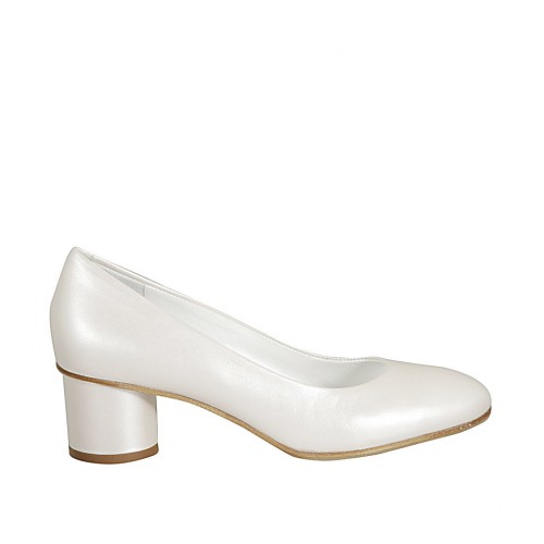 Woman's pump in ivory pearled leather...