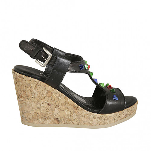 Sandalia para mujer en piel negra con tachuelas multicolores, plataforma y  cuña 9