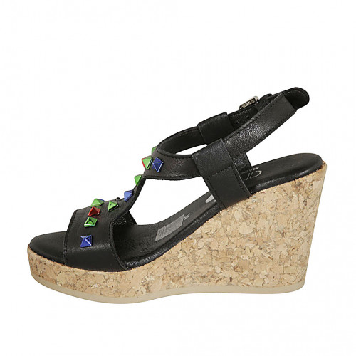 Sandalia para mujer en piel negra con tachuelas multicolores, plataforma y  cuña 9
