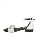 Chaussure ouvert pour femmes en cuir blanc avec courroie et goujons colorés talon 2 - Pointures disponibles:  32, 33