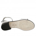 Zapato abierto para mujer en piel blanca con cinturon y tachuelas coloridas tacon 2 - Tallas disponibles:  32, 33
