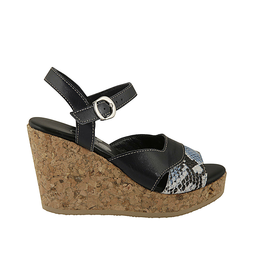 Sandalia para mujer en piel negra y piel imprimida azul con cinturon,  plataforma y cuña 9