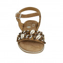 Sandalia para mujer con cinturon, piedras y conchas en gamuza beis tacon 1 - Tallas disponibles:  33