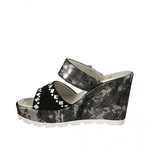 Zapato mule para mujer con plataforma, tachuelas y velcro en gamuza negra y  tejido imprimido laminado plateado cuña 10