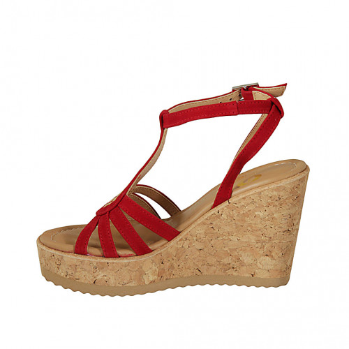 Sandalia para mujer en gamuza roja con cinturon, tachuelas, plataforma y  cuña 10