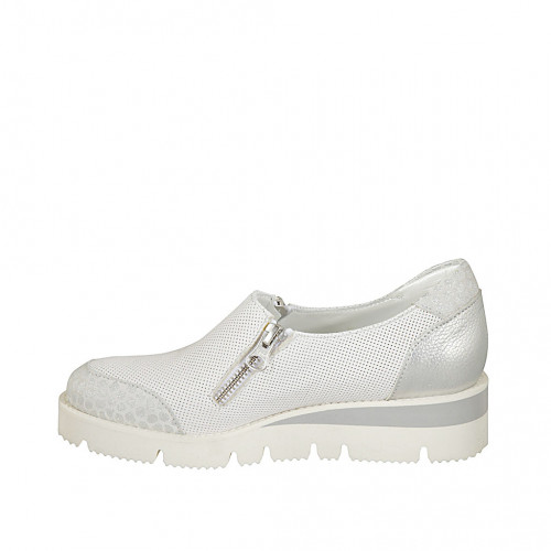 Zapato con cremalleras para mujer en piel perforada blanca, piel y gamuza  estampada plateada cuña 3