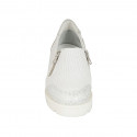 Zapato con cremalleras para mujer en piel perforada blanca, piel y gamuza estampada plateada cuña 3 - Tallas disponibles:  42