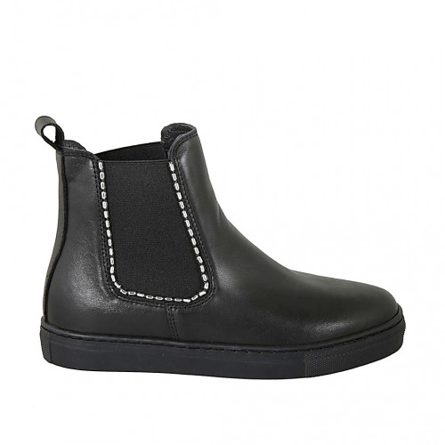 Botin para mujer con elasticos y estrasses en piel negra cuña 2