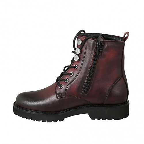 Botin para mujer con cordones y cremallera y estrasses en piel granate  tacon 3