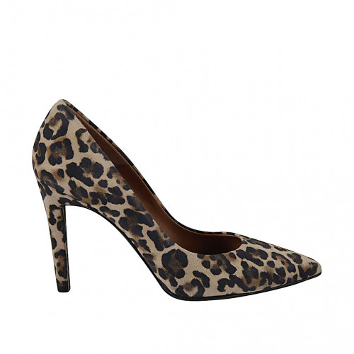 Woman's pointy pump shoe in spotted...