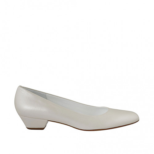 Woman's pump in pearly ivory leather...