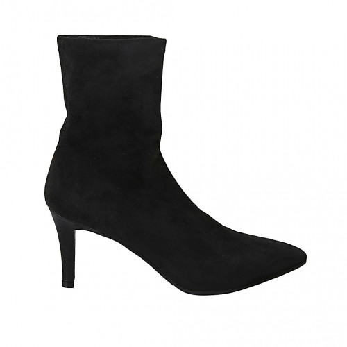 Woman's pointy ankle boot in black...