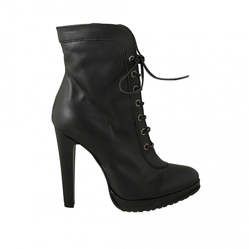 Woman's laced ankle boot with zipper...