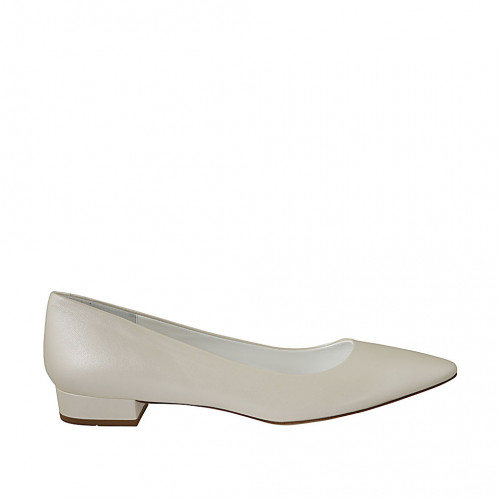 Woman's pointy pump in pearly ivory...