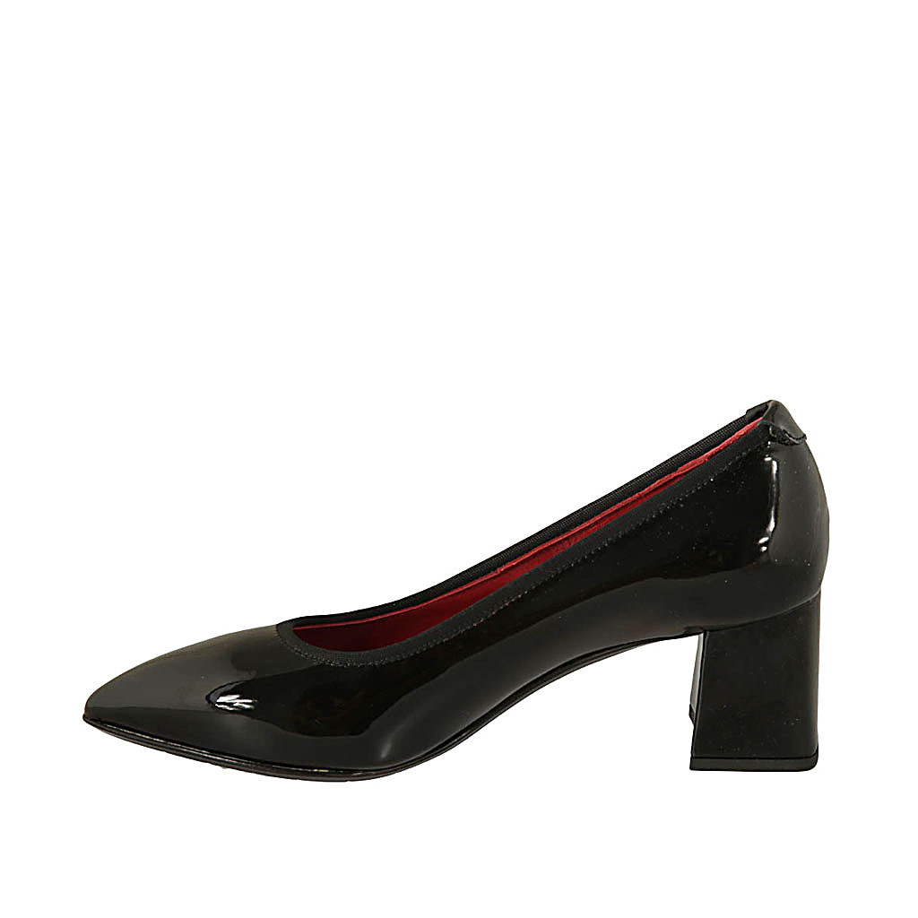Woman's pointy pump in black patent leather with heel 5