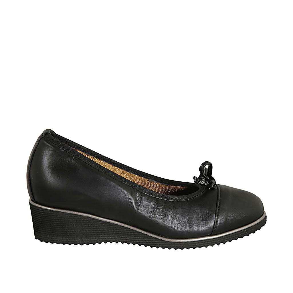 Zapato de salon con moño y puntera para mujer en piel negra cuña 4