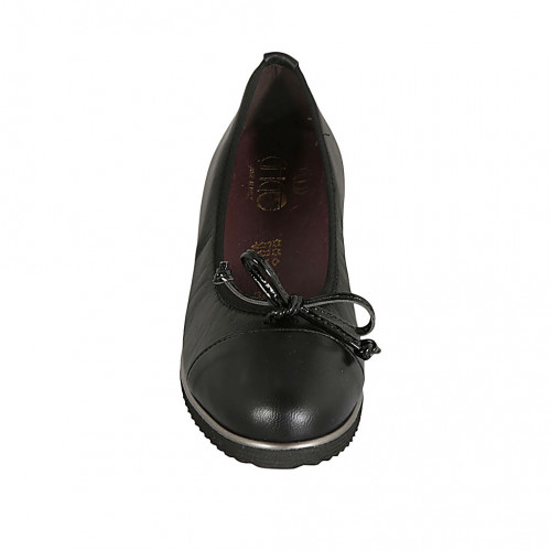Zapato de salon con moño y puntera para mujer en piel negra cuña 4