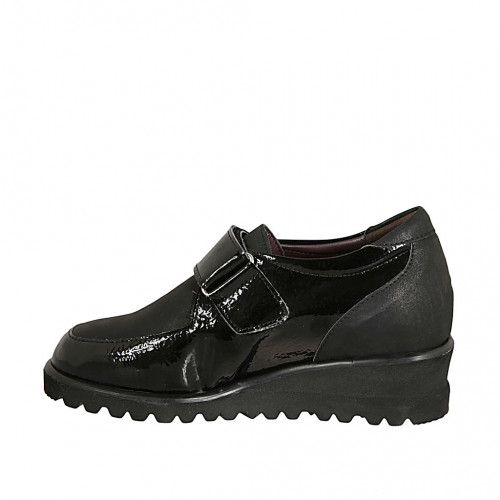 Zapato para mujer con velcro en piel, tejido y charol negro cuña 4