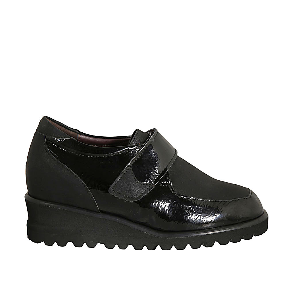 Zapato para mujer con velcro en piel, tejido y charol negro cuña 4