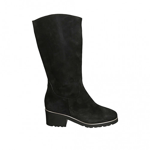 Woman's boot with zipper in black...