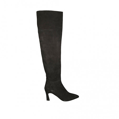 Woman's knee-high pointy boot in...