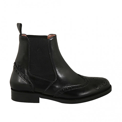 Woman's ankle boot in black leather...