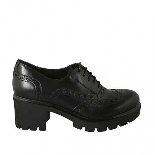 Zapato oxford para mujer con cordones y punta de ala en piel negra tacon 6