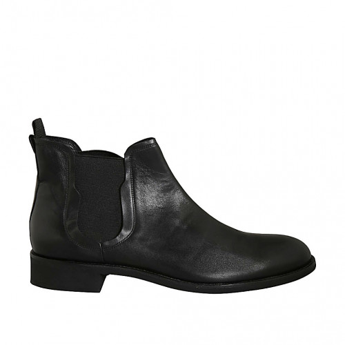 Men's low ankle boot in black leather...