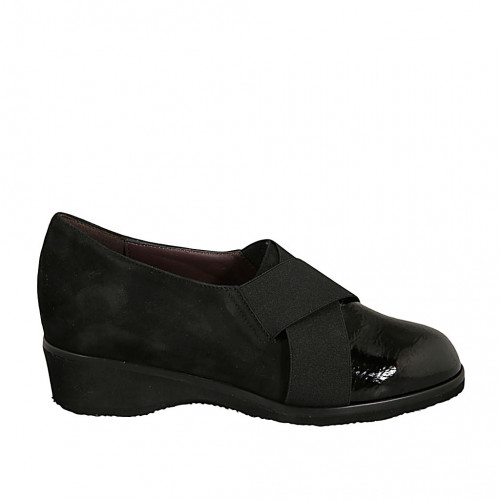Zapato cerrado para mujer con elasticos y plantilla extraible en gamuza y  charol negro tacon 4