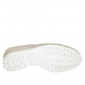 Zapato cerrado para mujer con elasticos y plantilla extraible en piel perforada laminada platino tacon 4 - Tallas disponibles:  45