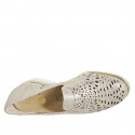 Zapato cerrado para mujer con elasticos y plantilla extraible en piel perforada laminada platino tacon 4 - Tallas disponibles:  45