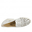 Zapato cerrado para mujer con elasticos y plantilla extraible en piel perforada laminada blanca tacon 4 - Tallas disponibles:  44, 45