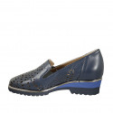 Zapato cerrado para mujer con elasticos y plantilla extraible en piel perforada azul tacon 4 - Tallas disponibles:  42, 43, 45