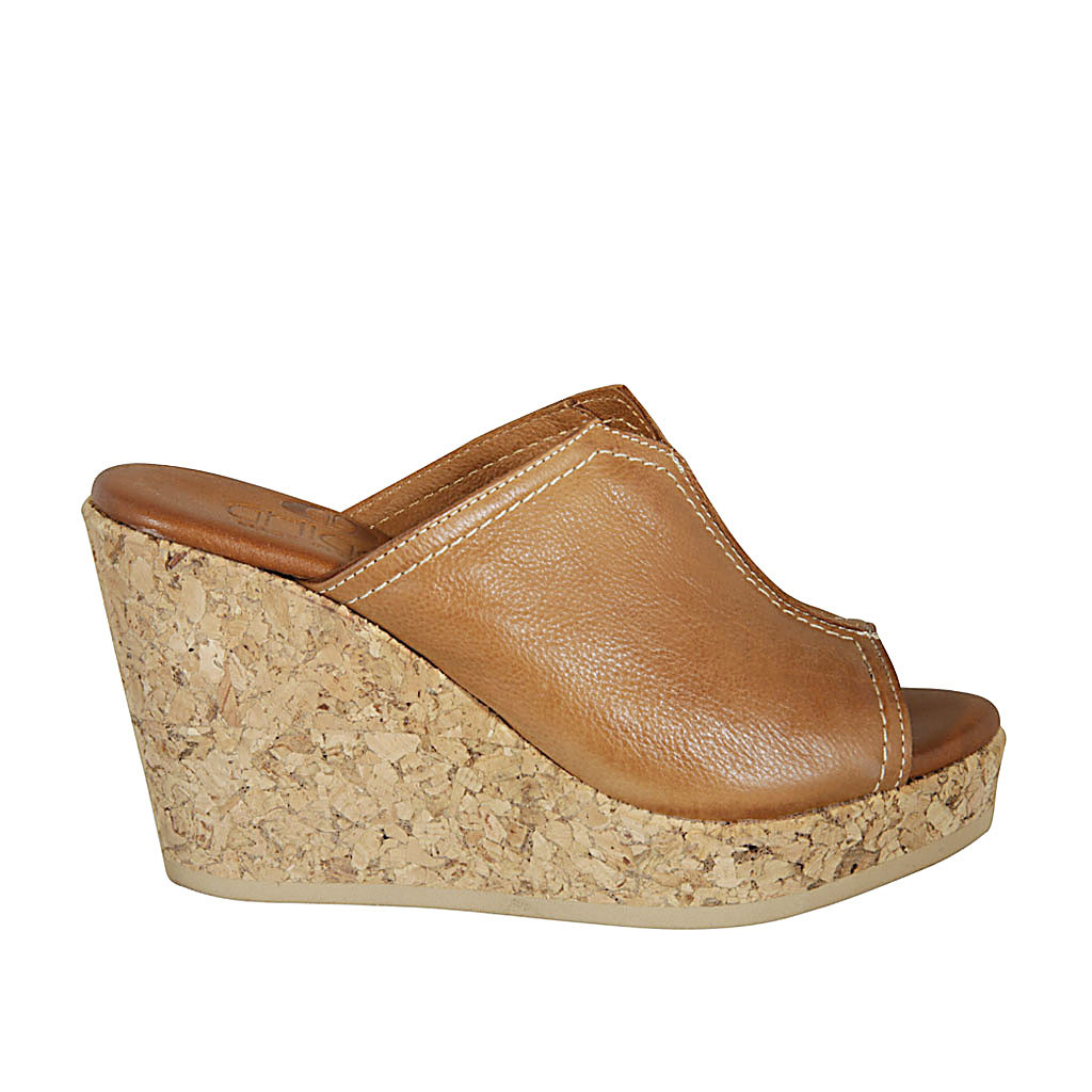 Mule para mujer en piel de color cuero con plataforma y cuña 9