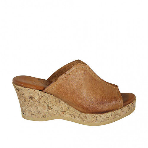 Mule para mujer en piel de color cuero con plataforma y cuña 7