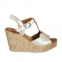 Sandale pour femmes avec plateforme et courroie en cuir lamé platine talon compensé 9 - Pointures disponibles:  42, 43