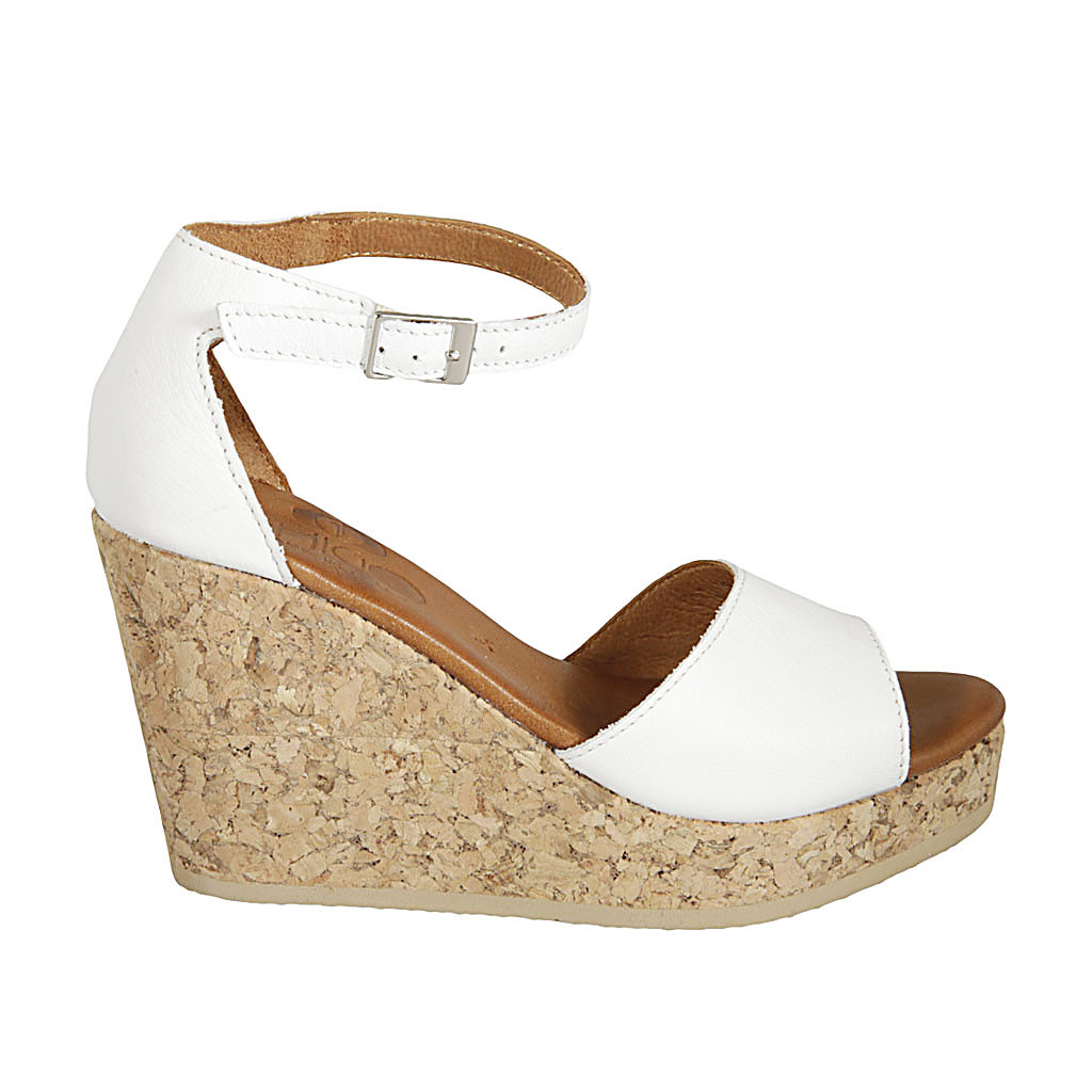 Zapato abierto para mujer con cinturon y plataforma en piel blanca cuña 9