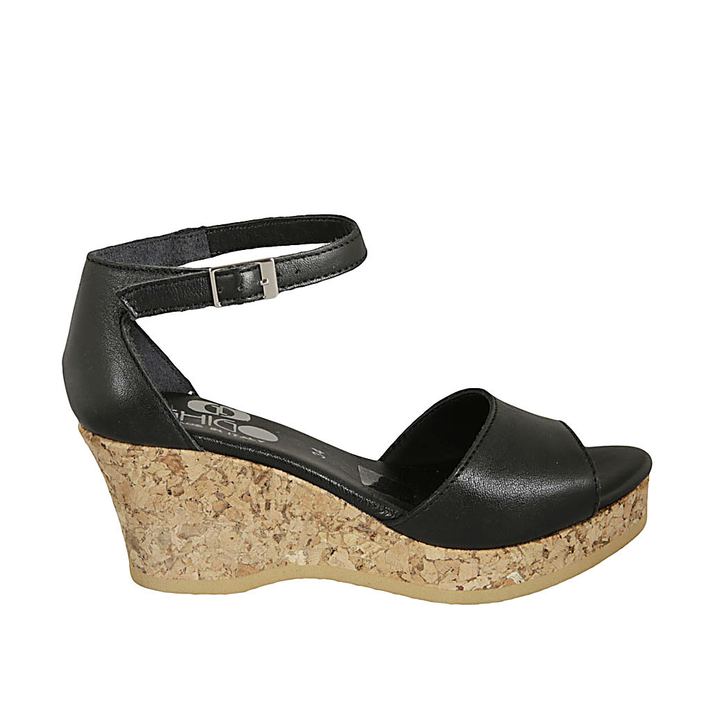 Zapato abierto para mujer con cinturon y plataforma en piel negra cuña 7