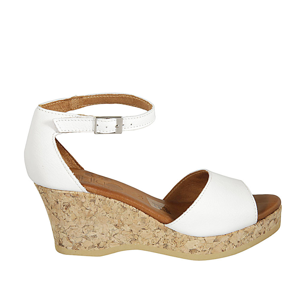 Zapato abierto para mujer con cinturon y plataforma en piel blanca cuña 7
