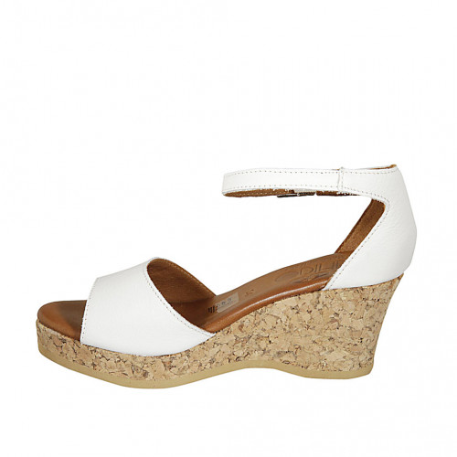 Zapato abierto para mujer con cinturon y plataforma en piel blanca cuña 7